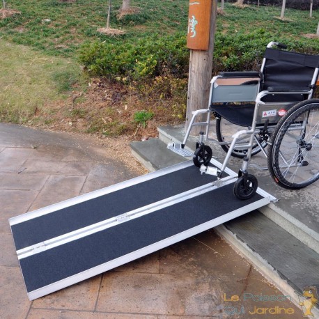 https://www.lepoissonquijardine.fr/30976-large_default/rampe-d-acces-et-de-marche-pliable-pour-fauteuil-roulant-quad-122-cm-270-kg.jpg