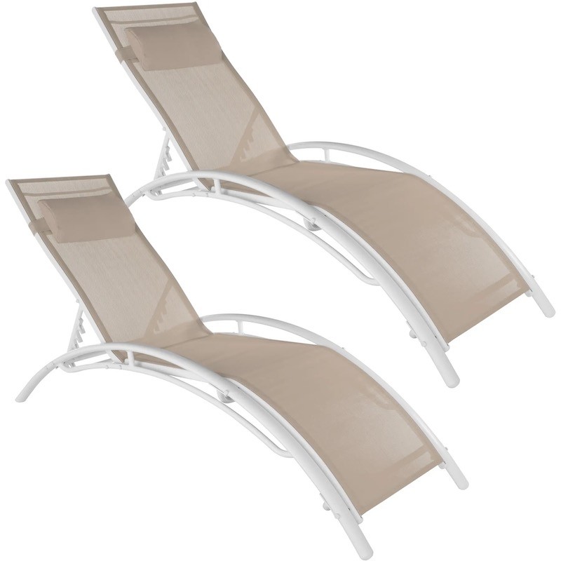 2 Transats ergonomiques acier beige. Une détente ultimes près de la piscine ou dans le jardin